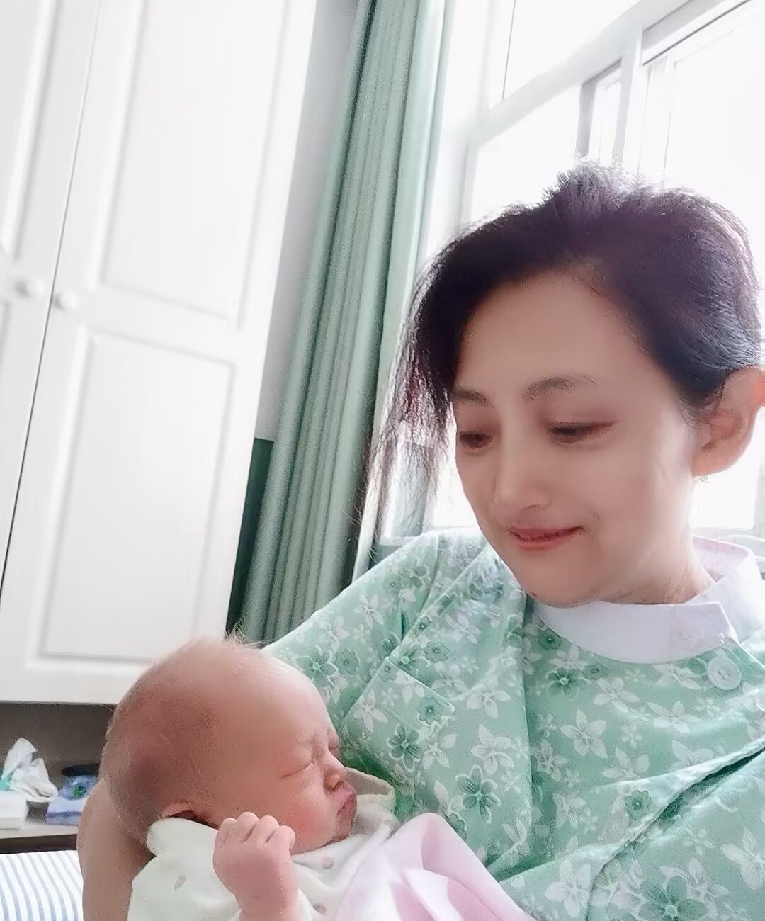 刘云抱着新生儿 / Yun Liu holding a newborn